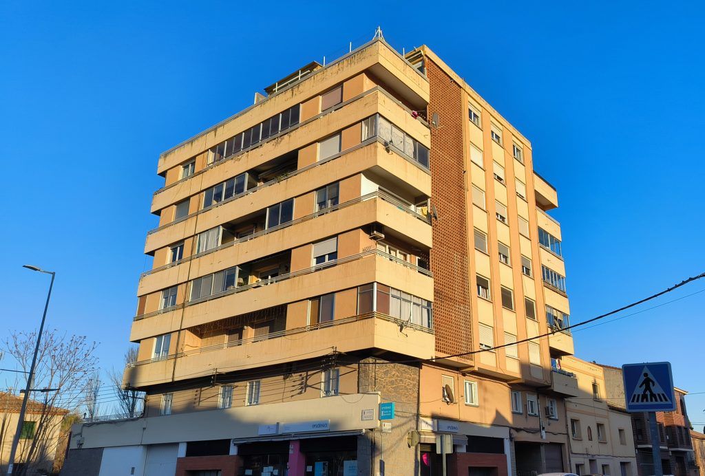 Las actuaciones de rehabilitación energética en viviendas y servicios municipales de La Almunia se inician con el edificio Torregodina