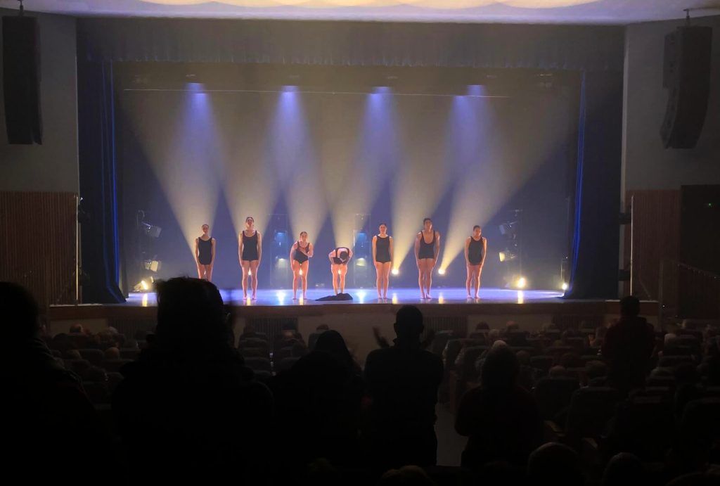 El Festival de Teatro de La Almunia cerró su quinta edición con éxito rotundo de “El Lago” en el Salón Blanco